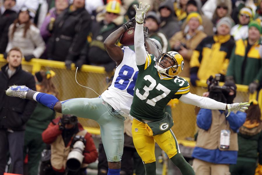 Dallas Cowboys wide receiver Dez Bryant (88) appears to haul in a pass to the Green Bay one-yard line while being defended by Green Bay Packers cornerback Sam Shields (37) during the fourth quarter on Sunday, Jan. 11, 2015, at Lambeau Field in Green Bay, Wis. The play was ruled incomplete, and the ball was given to the Packers. (Rick Wood/Milwaukee Journal Sentinel/TNS)