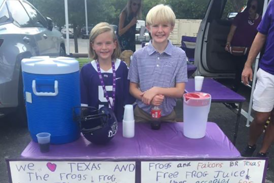 FWCD+middle+school+students+sell+lemonade+at+a+local+TCU+football+game+to+raise+funds+for+Hurricane+Harvey+relief.+